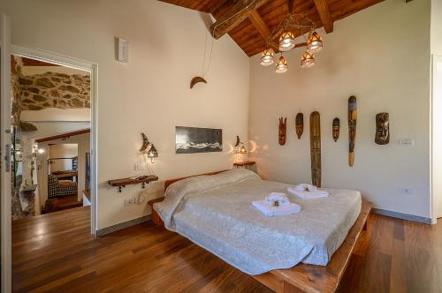 - une chambre avec un lit et une table dans l'établissement L'Occhio di Santa Lucia, Terre Marine, à La Spezia