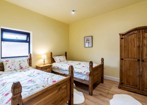 Hatfield的住宿－Beech Tree Lakes Lodges，一间卧室设有两张单人床和一个窗户。