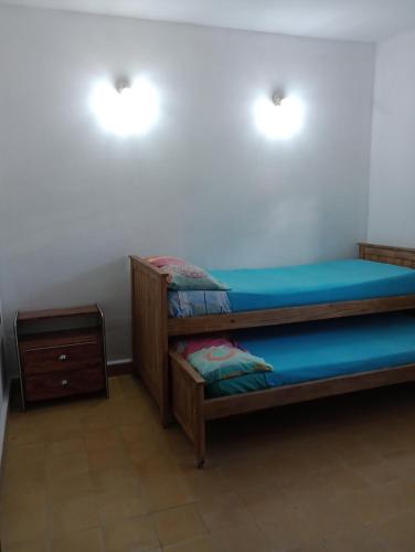 een slaapkamer met een stapelbed en een nachtkastje bij Il Giardino de Santa in Santa Teresita