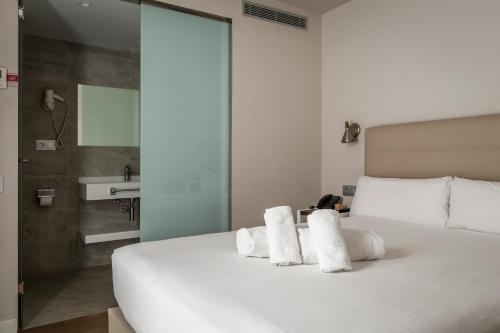 Кровать или кровати в номере Arya Stadium Hotel