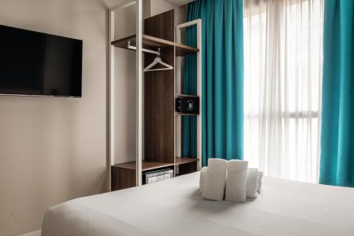 Кровать или кровати в номере Arya Stadium Hotel