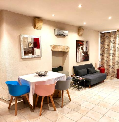 un salon avec une table et un canapé dans l'établissement La Venelle, à Sarlat-la-Canéda