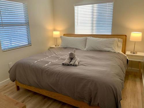 um urso de peluche sentado numa cama num quarto em The Friendly Place- Downtown Prescott em Prescott