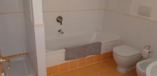 ein Badezimmer mit einer Badewanne, einem WC und einem Waschbecken in der Unterkunft 3-Bed Duplex Apartment in Vepri close to Siena in Bucine