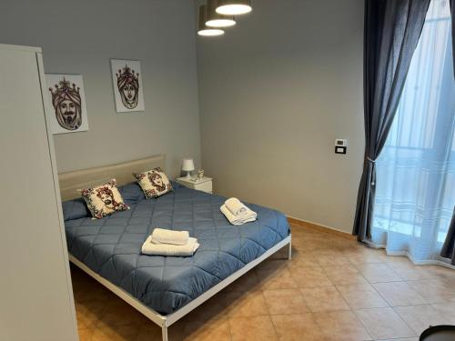 ein Schlafzimmer mit einem Bett mit Handtüchern darauf in der Unterkunft Casa del mare Mely in Ficarazzi
