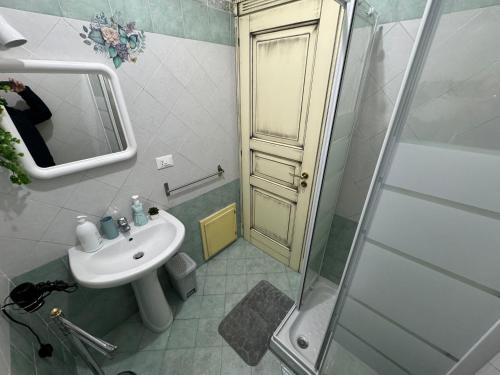 ein kleines Bad mit einem Waschbecken und einer Dusche in der Unterkunft Casa del mare Mely in Ficarazzi