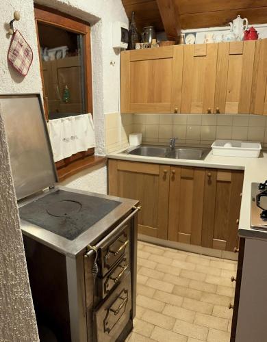 Vilijev Raj, a property with cottage in the countrysideにあるキッチンまたは簡易キッチン