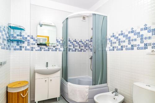 a bathroom with a shower and a sink and a toilet at Apartament Central in Craiova