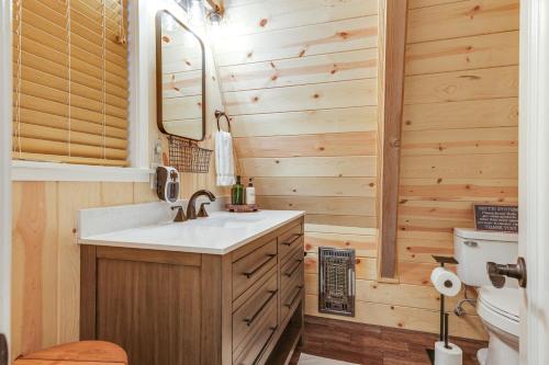 y baño con lavabo y aseo. en Pet-Friendly Arnold Cabin with Deck and EV Charger!, en Arnold