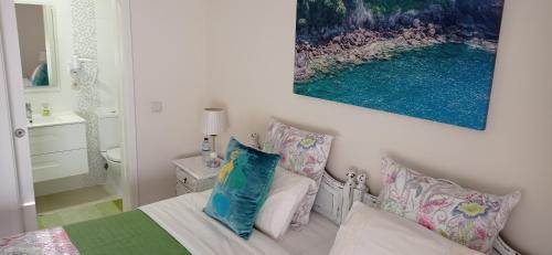 ein Schlafzimmer mit einem Bett und einem Wandgemälde in der Unterkunft A Casa da Ti Laura - AL in Aveiro