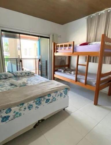 1 dormitorio con 2 literas y ventana en summer house, en Praia Grande