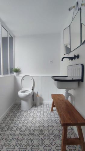 une salle de bain avec toilettes et lavabo dans l'établissement Maison Charmeilles - Suite Montagne Saint Emilion, à Fronsac