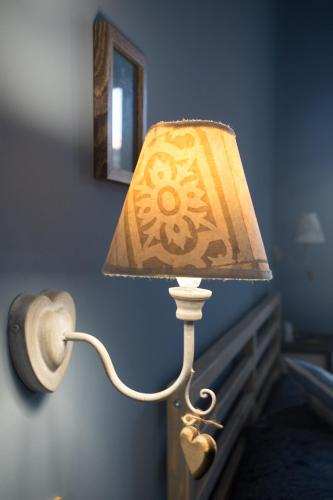 a lamp with a lamp shade in a bedroom at Alle Scalette B&B in Lauria