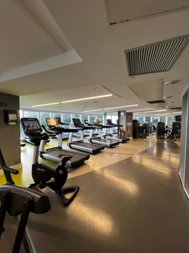 een fitnessruimte met diverse loopbanden en cardio-apparatuur bij Hotel Nacional in Rio de Janeiro