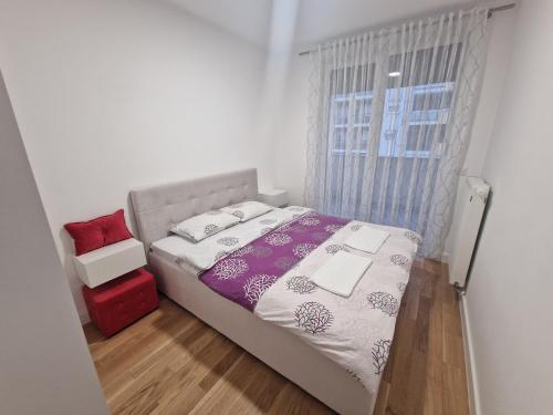 - une petite chambre avec un lit et une fenêtre dans l'établissement Apartment 4th. Floor II, à Banja Luka