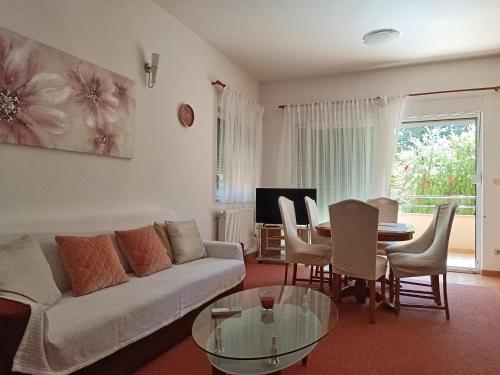 uma sala de estar com um sofá e uma mesa em Apartmani Skejic em Split