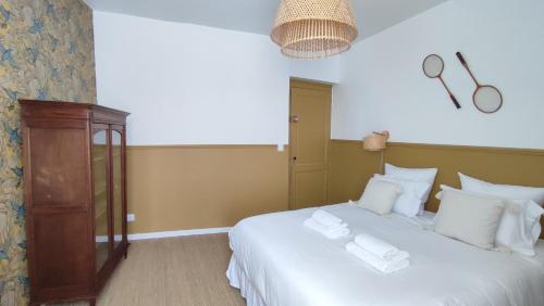 sypialnia z dużym łóżkiem z białymi poduszkami w obiekcie Maison Charmeilles - La suite Saint Emilion w mieście Fronsac