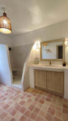 une salle de bain avec un lavabo et un miroir dans l'établissement Maison Charmeilles - La suite Saint Emilion, à Fronsac