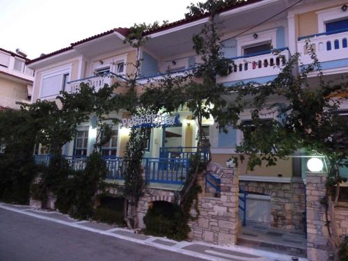 Imagen de la galería de Paris Beach Hotel, en Iräon