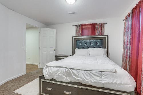 1 dormitorio con 1 cama y cortinas rojas en Pet-Friendly Denver Vacation Rental Near Airport! en Aurora