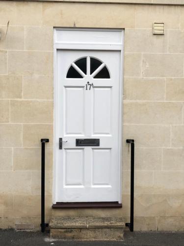 uma porta branca do lado de um edifício em ***Spotless, Bright 1 Double Bed Apartment*** em Bath
