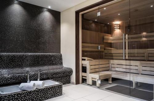 a bathroom with a bath tub and a sink at Top - Seaside Appartement mit Meerblick in Timmendorfer Strand