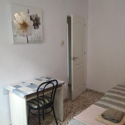 Habitación con mesa, silla y cama en Habitacion privada y tranquila, en Alicante