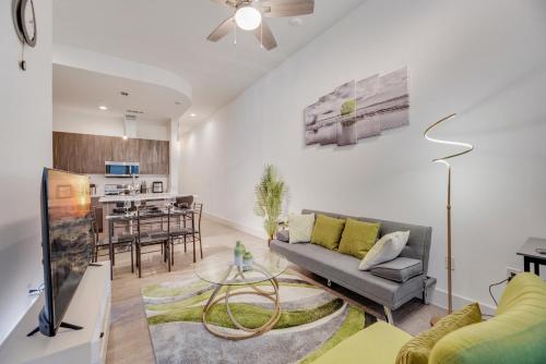 sala de estar con sofá y mesa en Chic loft style 2BR I Gym I Parking I Workspace en Dallas