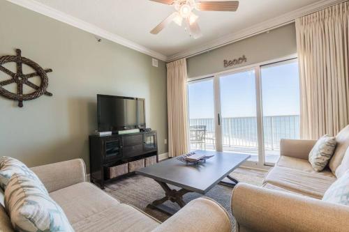 un soggiorno con 2 divani e una TV a schermo piatto di Seawind By Liquid Life a Gulf Shores