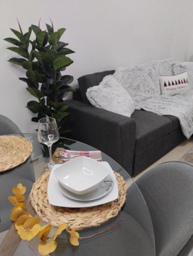uma sala de estar com uma mesa e um sofá em Best Point em Alexandroupoli