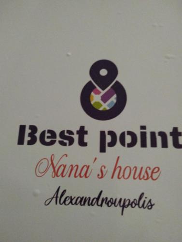 Um cartaz que diz "Os melhores artefactos domésticos de dólares" em Best Point em Alexandroupoli