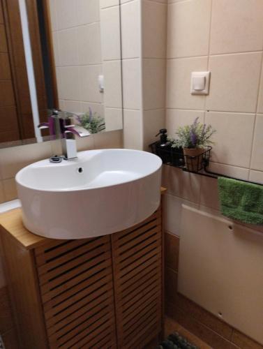 La salle de bains est pourvue d'un lavabo blanc et d'un miroir. dans l'établissement Best Point, à Alexandroúpolis