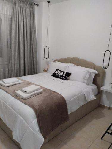- une chambre avec un grand lit et 2 serviettes dans l'établissement Best Point, à Alexandroúpolis