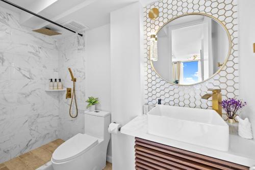 Stylish 1-BR Condo with Breathtaking Ocean Views_3