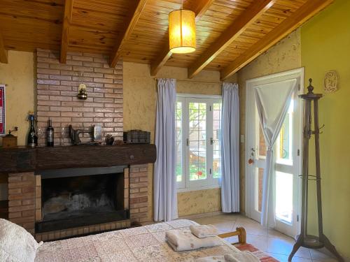 um quarto com uma lareira de tijolos e uma janela em Hansi em General Alvear