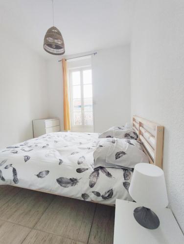 une chambre avec un lit et une fenêtre dans l'établissement Bel appartement centre de Nîmes, à Nîmes