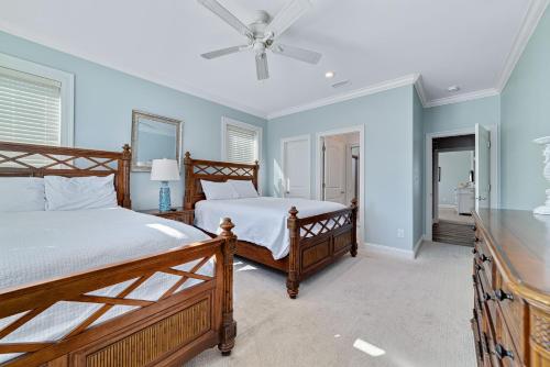 - une chambre avec 2 lits et un ventilateur de plafond dans l'établissement Driftwood Dream, à Orange Beach