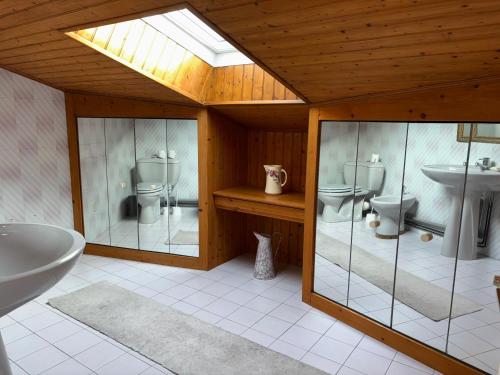 une salle de bain avec trois toilettes et un lavabo dans l'établissement Les clés de Jonzacconciergerie, Villa les oiseaux, à Jonzac