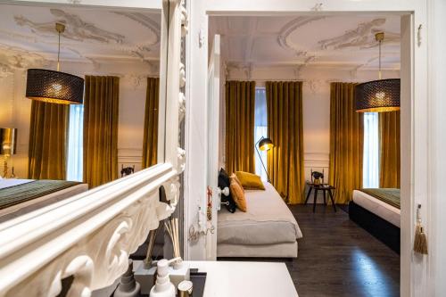 - une chambre avec 2 lits et des rideaux jaunes dans l'établissement Akicity Amoreiras Bold, à Lisbonne