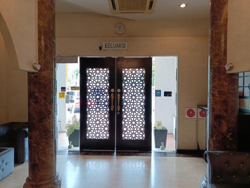 una entrada a un edificio con una puerta giratoria en Hotel Zara, en Sungai Petani