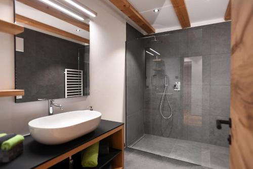 un bagno con lavandino e doccia di Zum Moar Sepp a Tiso