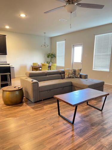 uma sala de estar com um sofá e uma mesa de centro em Family Perfect with Fireplace Vacation Home em Little Elm