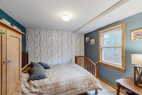 Un dormitorio con una cama con paredes azules y una ventana en Freeport Landing, en Freeport