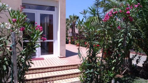 una puerta de entrada de una casa con flores rosas en Beach Villa, en Tiznit