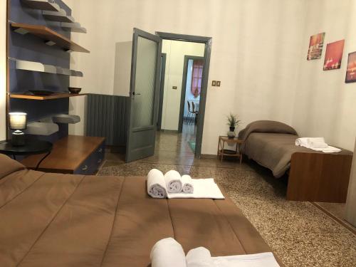 una habitación de hotel con una cama y toallas en una mesa en Tarumbó Holiday intero appartamento 120 mq en Nápoles