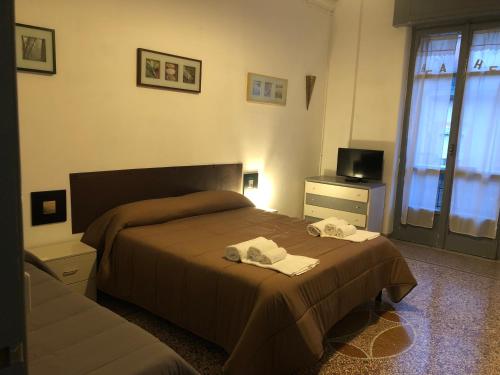 1 dormitorio con 2 camas y toallas. en Tarumbó Holiday intero appartamento 120 mq en Nápoles