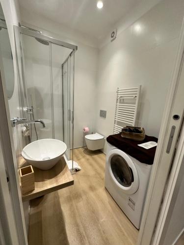 een badkamer met een wasmachine en een wastafel bij Casa di Susi in Milaan