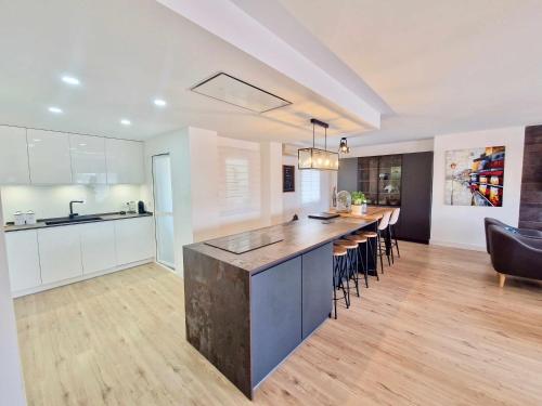 Η κουζίνα ή μικρή κουζίνα στο SR Luxury Penthouse Torremolinos