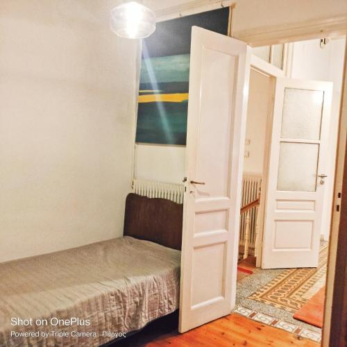 Кровать или кровати в номере Pyrgos City 3bedrooms house near Olympia sleeps 7