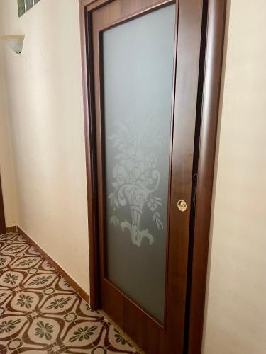 a glass door with a design on it in a room at ANNABELL'S in Cassibile